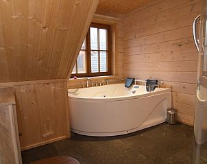 Luxe badkamer met bubbelbad in Vakantiehuis in Den Ham, Twente, Overijssel.