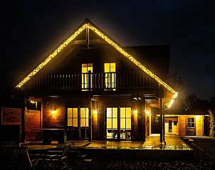 Verlichte gevel van Vakantiehuis in Den Ham, Twente, Overijssel in de avond.