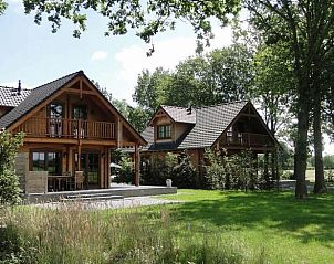 Twee vakantiehuizen in Den Ham, Twente, Overijssel met groene omgeving.