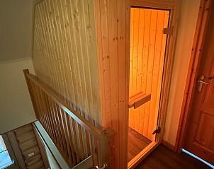 Gezellige houten sauna in Vakantiehuis in Den Ham, Twente, Overijssel. Geniet van ontspanning in deze sfeervolle vakantiewoning.