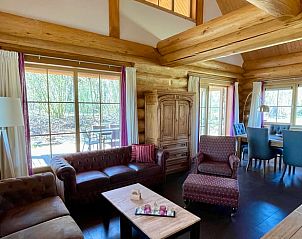 Cozy living room in the cottage in Den Ham, Twente with wooden interior and views of the natural surroundings of Overijssel.