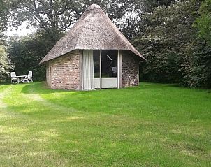 Charmant vakantiehuisje in Den Ham, Twente, met rieten dak en groene tuin, ideaal voor ontspanning in Overijssel.