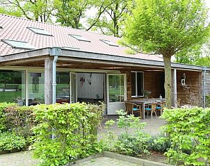 Vacation home in de Lutte, charming vacation home in Twente, Overijssel with an inviting terrace and surrounded by green nature.