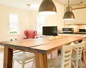 Gemtlicher Innenbereich des Ferienhauses in De Lutte, Twente, mit Esstisch aus Holz und moderner Kche in Overijssel.