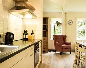 Gemtlicher Innenbereich des Ferienhauses in De Lutte, Twente, mit moderner Kche und gemtlicher Sitzecke in Overijssel.