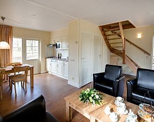 Moderne keuken en woonkamer in Vakantiehuis in Wierden, perfect voor een comfortabel verblijf in Twente, Overijssel.