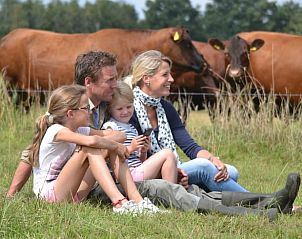 Gezin geniet van de natuur nabij Vakantiehuis in Wierden, perfecte uitvalsbasis in Twente, Overijssel.