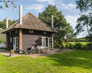 Traditioneel huis met rieten dak bij Vakantiehuis in Wierden, charmant verblijf in Twente, Overijssel.
