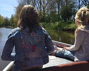 Ontspan op het water nabij Vakantiehuis in Wierden, Twente met een boottocht door de natuur.