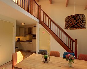 Kche und Essbereich im Ferienhaus Witker in Ootmarsum, Twente mit Holztreppe.