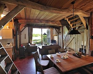 Ruime binnenruimte van vakantiehuis Huisje in Hezingen met uitzicht op natuur in Twente, Overijssel.