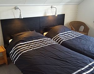 Comfortabele slaapkamer met twee eenpersoonsbedden in vakantiehuis Hezingen, Twente.