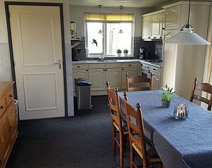 Volledig uitgeruste keuken in vakantiehuis Hezingen, Twente, met eetgelegenheid.