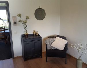 Stijlvolle hoek met decoratieve elementen in vakantiehuis Hezingen, Twente.