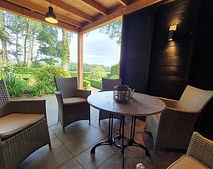 Gezellig terras met uitzicht op groene omgeving bij vakantiehuis Hezingen, Twente.