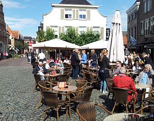 Levendig terras in nabijgelegen stad bij vakantiehuis Hezingen, Twente, met cafs.