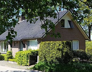 Vakantiehuis in Hezingen, Twente, omringd door groene natuur en rust.