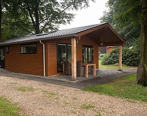 Gezellige veranda van het vakantiehuisje in Hezingen, ideaal voor ontspanning in Twente.