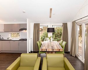 Moderne keuken en eetruimte in vakantiehuisje in Hezingen, Twente, Overijssel.