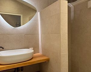 Badkamer met moderne voorzieningen in vakantiehuisje in Hezingen, Twente, Overijssel.