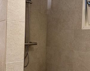 Douchehoek met betegelde muren in vakantiehuisje in Hezingen, Twente, Overijssel.