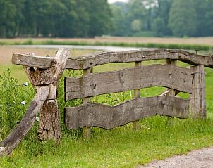 Houten hek in landelijke omgeving van vakantiehuisje in Hezingen, Twente.