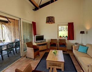 Comfortabele woonkamer in vakantiehuisje in Hezingen, ideaal voor ontspanning in Twente, Overijssel.