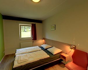 Slaapkamer in vakantiehuisje in Hezingen met tweepersoonsbed, gelegen in Twente, Overijssel.