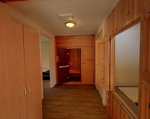 Interieur van vakantiehuisje in Hezingen met houten afwerking en sauna, Twente, Overijssel.