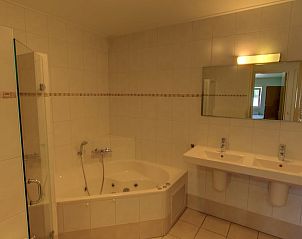 Luxe badkamer met ligbad in vakantiehuisje in Hezingen, perfect voor ontspanning, Twente, Overijssel.