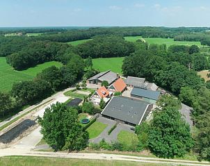 Luchtfoto van vakantiehuisje in Hezingen, omgeven door groene natuur in Twente, Overijssel.