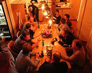 Gezellig diner bij kaarslicht in Huisje in Hezingen, vakantiehuis in Hezingen, Twente, Overijssel.