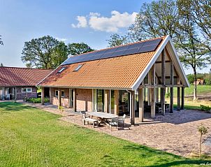 Zonnig terras bij Vakantiehuis in Beuningen, perfect voor ontspanning in Twente, Overijssel.