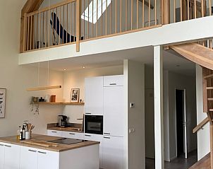 Moderne keuken met open trap in Vakantiehuis in Beuningen, Twente, Overijssel.