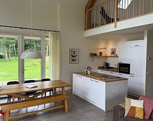 Eethoek met uitzicht op de tuin in Vakantiehuis in Beuningen, Twente, Overijssel.