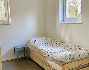Eenpersoonskamer met houten bed in Vakantiehuis in Beuningen, Twente, Overijssel.