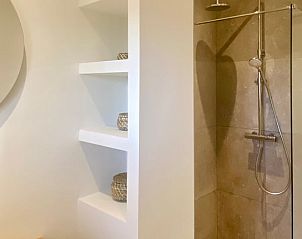 Moderne douche in Vakantiehuis in Beuningen, perfect voor verfrissing in Twente, Overijssel.