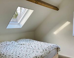 Slaapkamer met dakraam en tweepersoonsbed in Vakantiehuis in Beuningen, Twente, Overijssel.