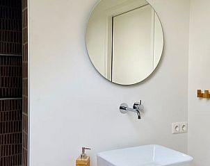 Stijlvolle wastafel en spiegel in Vakantiehuis in Beuningen, Twente, Overijssel.