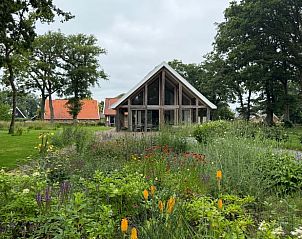 Vakantiehuis in Beuningen omgeven door bloeiende tuin in Twente, Overijssel.