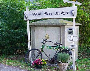 Ingang van B&B Erve Moskert, vakantiehuisje in Geesteren, met fietsdecoratie in Twente, Overijssel.