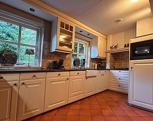 Gezellige keuken in vakantiehuisje in Geesteren, voorzien van moderne gemakken in Twente, Overijssel.
