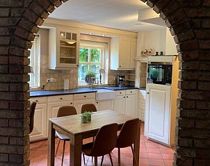 Eetkamer met boogdoorgang in vakantiehuisje in Geesteren, sfeervol ingericht in Twente, Overijssel.