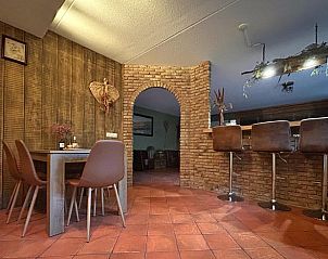 Stijlvolle bar en eethoek in vakantiehuisje in Geesteren, ideaal voor gezellige avonden in Twente, Overijssel.