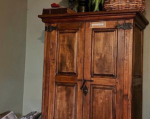 Rustieke kast in vakantiehuisje in Geesteren, authentiek detail in Twente, Overijssel.