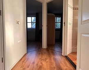 Lichte gang met houten vloer in vakantiehuisje in Geesteren, ruimtelijk ontwerp in Twente, Overijssel.