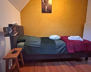 Knusse slaapkamer met eenpersoonsbed in vakantiehuisje in Geesteren, comfortabel verblijf in Twente, Overijssel.