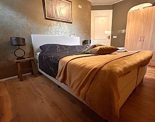 Gezellige slaapkamer met warme kleuren in vakantiehuisje in Geesteren, ontspannen sfeer in Twente, Overijssel.