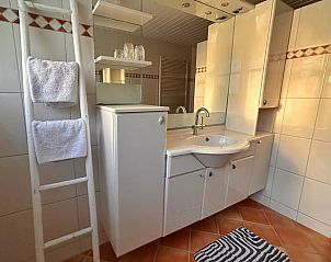 Moderne wastafel in badkamer van vakantiehuisje in Geesteren, stijlvol comfort in Twente, Overijssel.