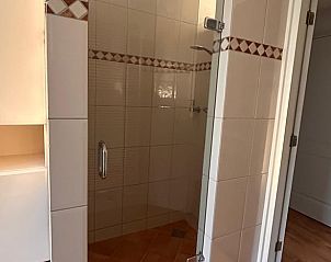 Inloopdouche in vakantiehuisje in Geesteren, moderne faciliteiten in Twente, Overijssel.